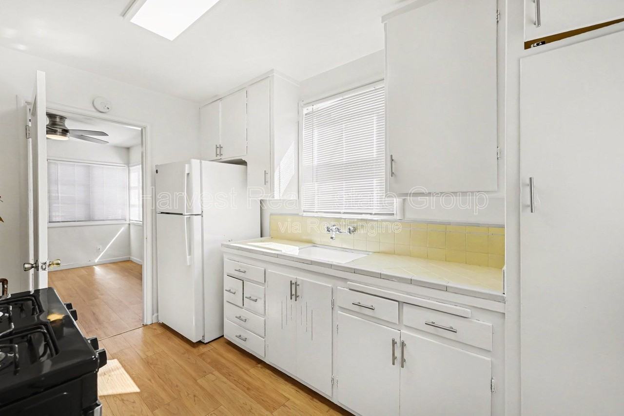 2233 9th St #D - Photo 6 of 12