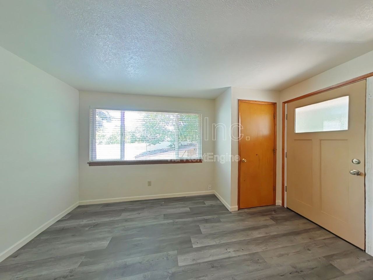 1639 Nw Kings Blvd - Photo 2 of 12