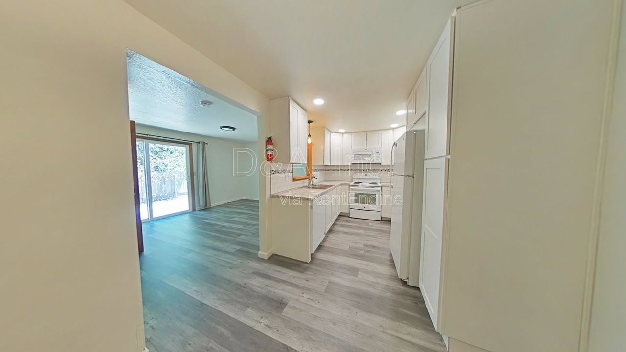 1639 Nw Kings Blvd - Photo 4 of 12