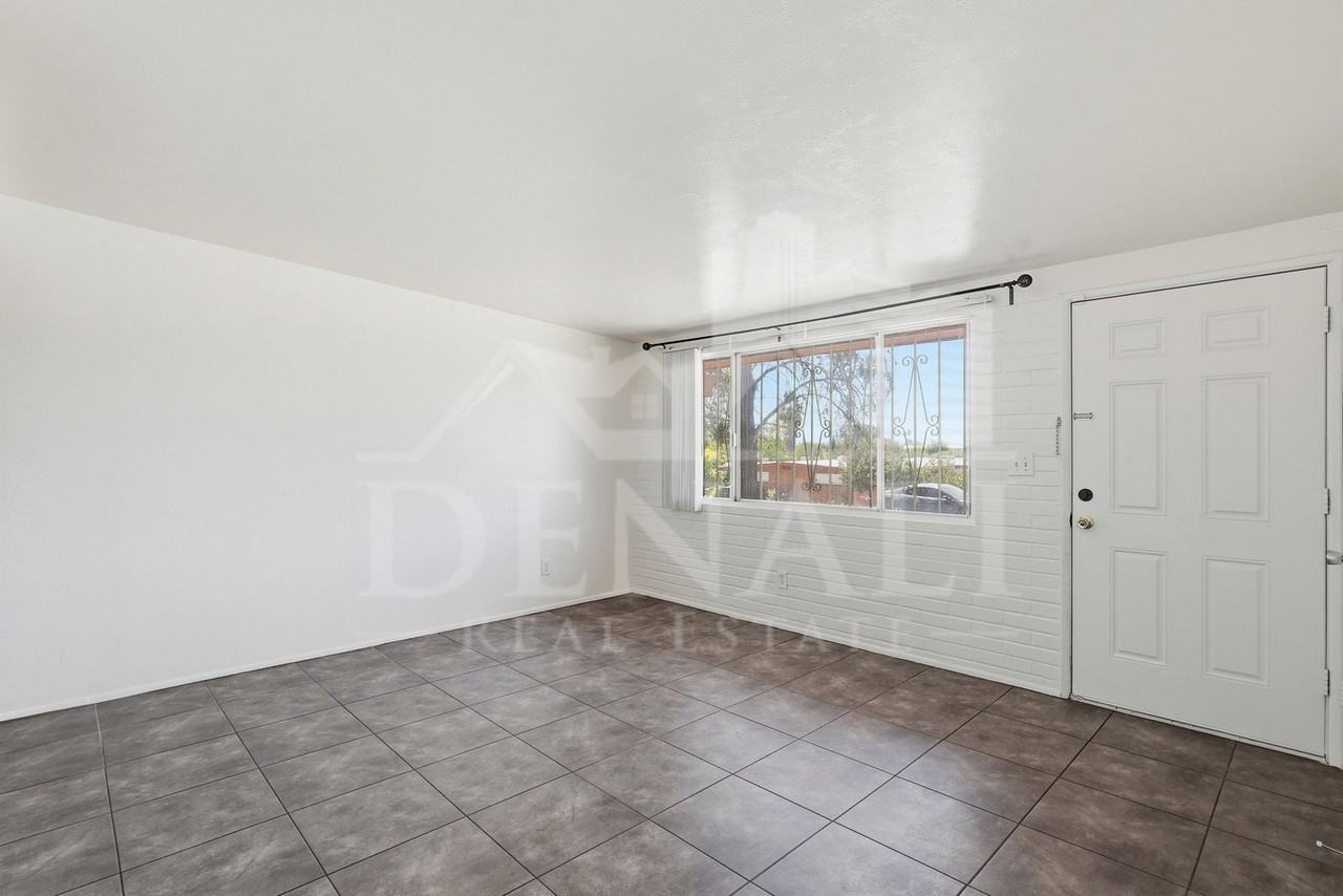 1808 W Caravelle Rd - Photo 4 of 38