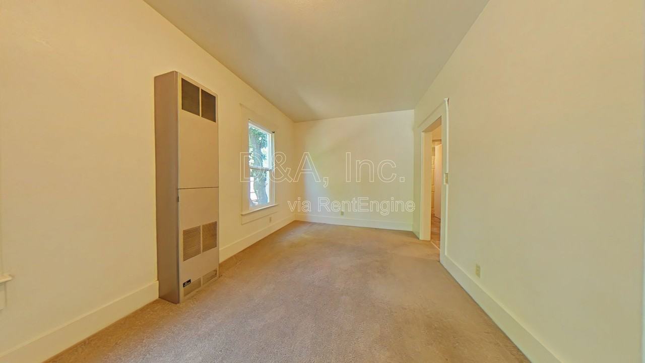 633 Nw 13th St #B - Photo 2 of 9