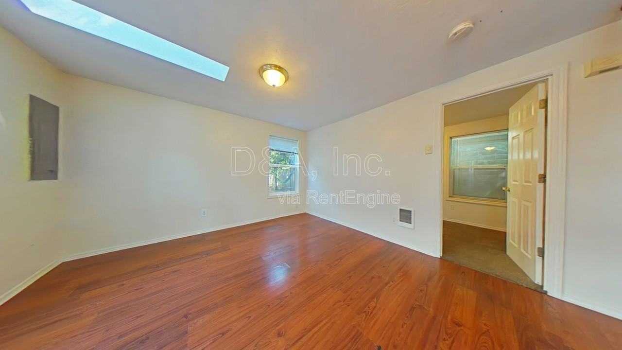 432 Nw 15th St - Photo 2 of 9