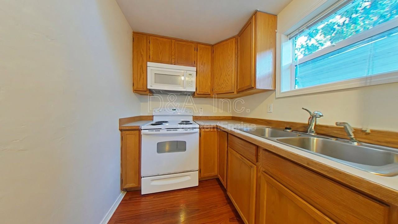 432 Nw 15th St - Photo 3 of 9