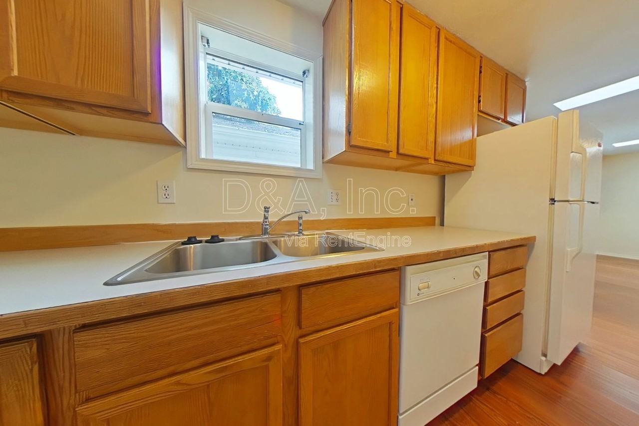 432 Nw 15th St - Photo 4 of 9