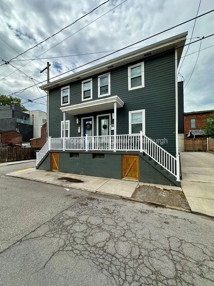 190 49th St - Photo 2 of 14