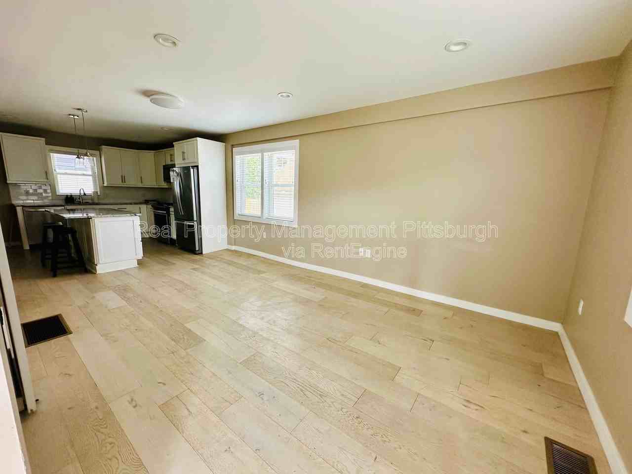 190 49th St - Photo 4 of 14