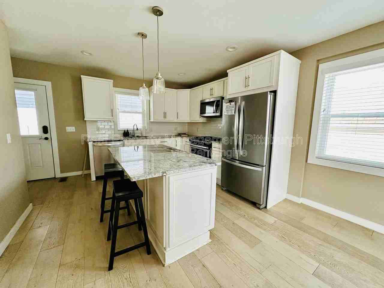 190 49th St - Photo 6 of 14