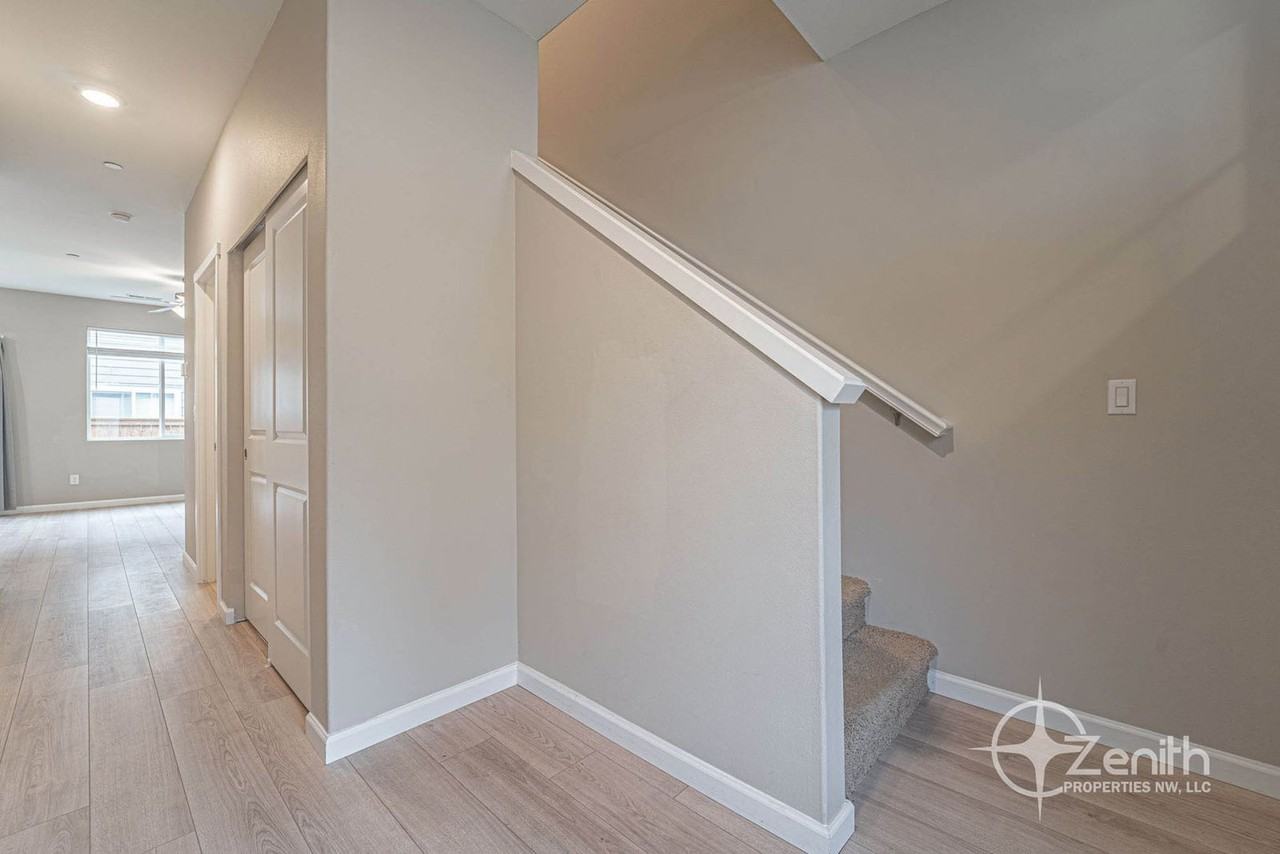 2009 Ne 102nd Cir - Photo 5 of 38