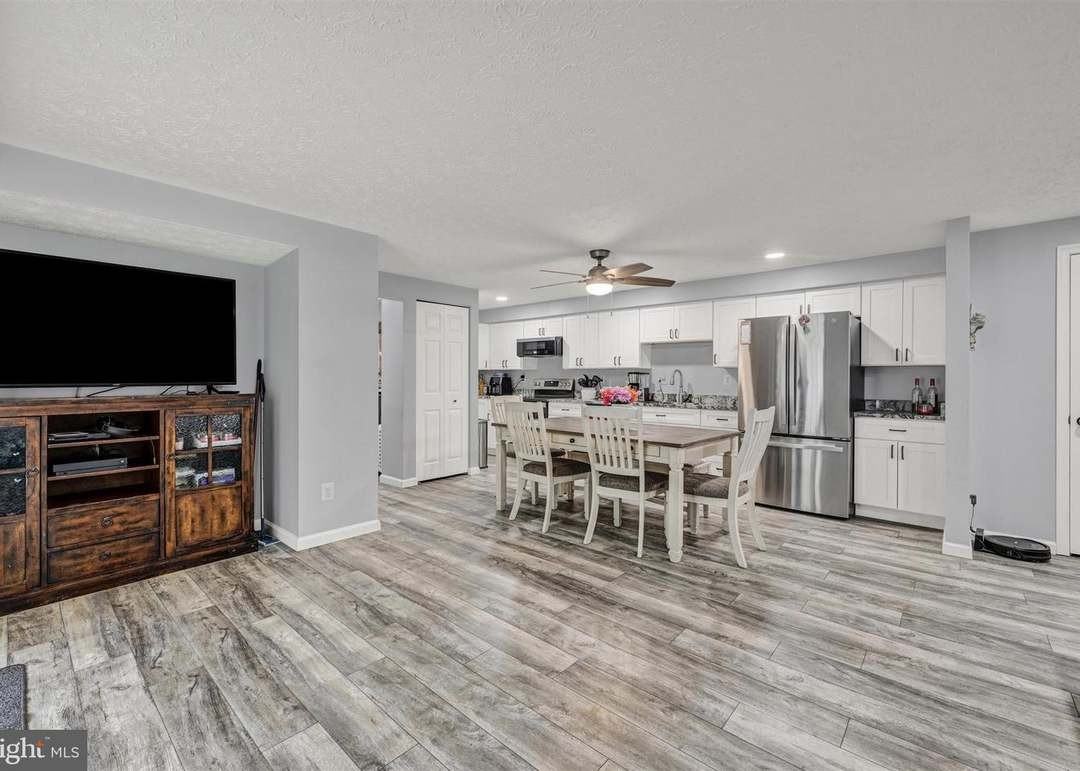 300 Long Cove Ln #300 - Photo 3 of 22