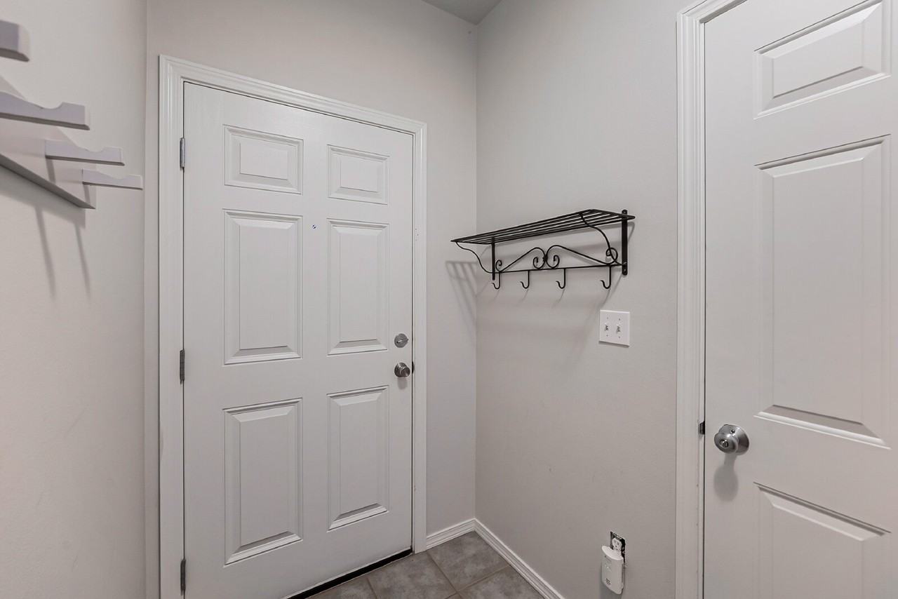 6401 Hazel Ave Se - Photo 2 of 20