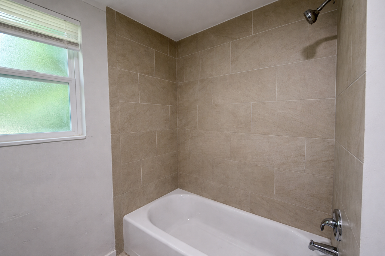 284 Watts St - Photo 6 of 8