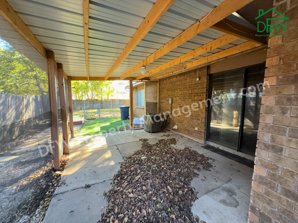 1233 Steinburg Ln - Photo 2 of 7