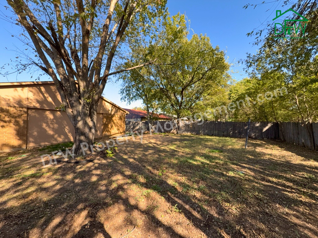 1233 Steinburg Ln - Photo 3 of 7