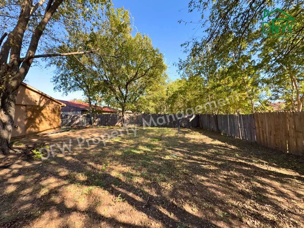 1233 Steinburg Ln - Photo 5 of 7