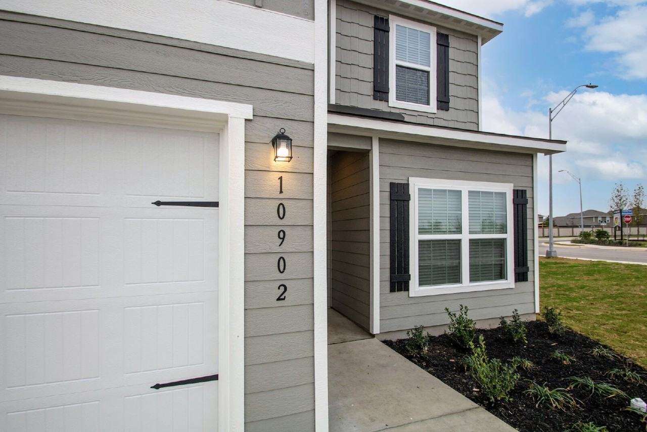 10902 Chatham Ct - Photo 2 of 19