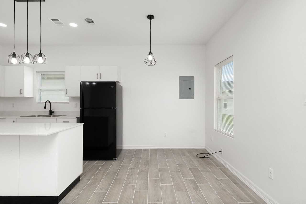 1801 Atrium Place - Photo 4 of 42