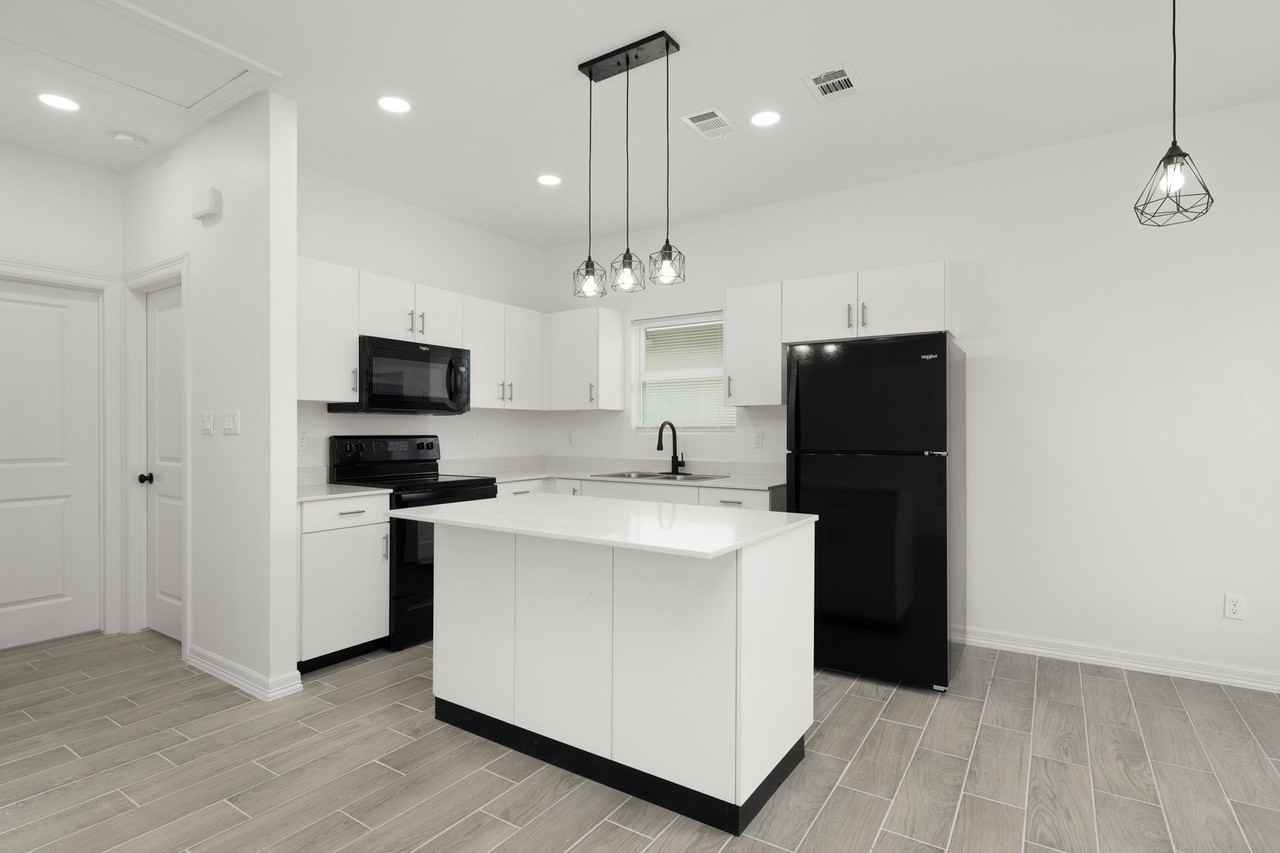 1801 Atrium Place - Photo 5 of 42