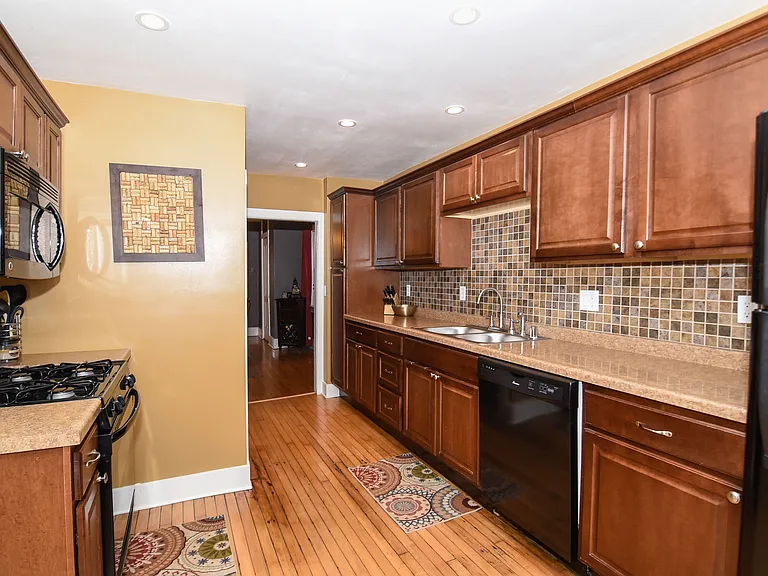 1870 N Warren Ave - Photo 4 of 16