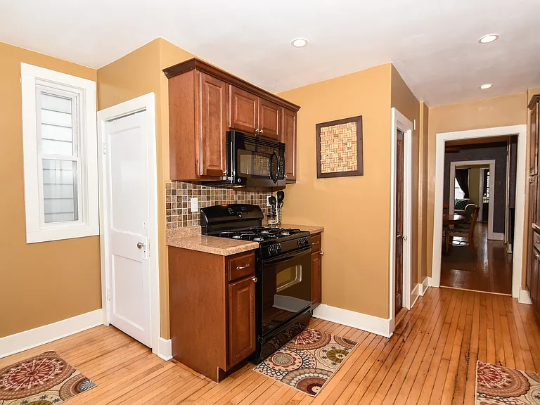 1870 N Warren Ave - Photo 5 of 16