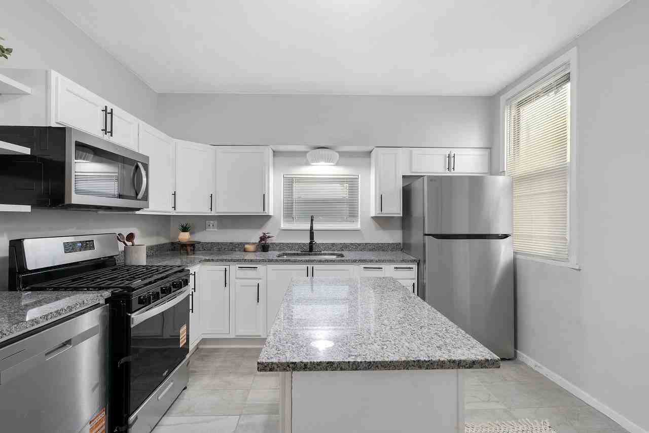 1123 Brabec St - Photo 2 of 19