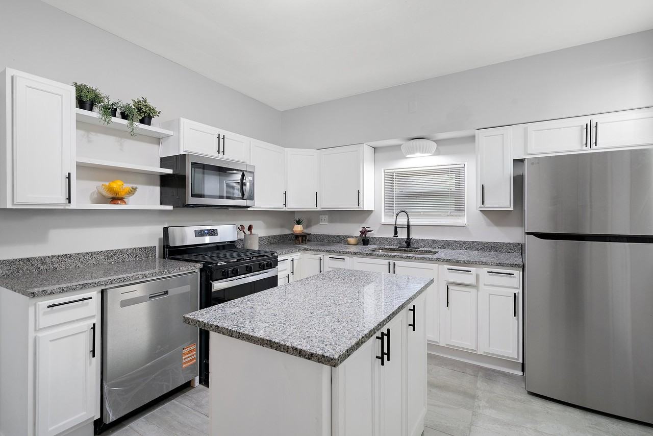 1123 Brabec St - Photo 3 of 19