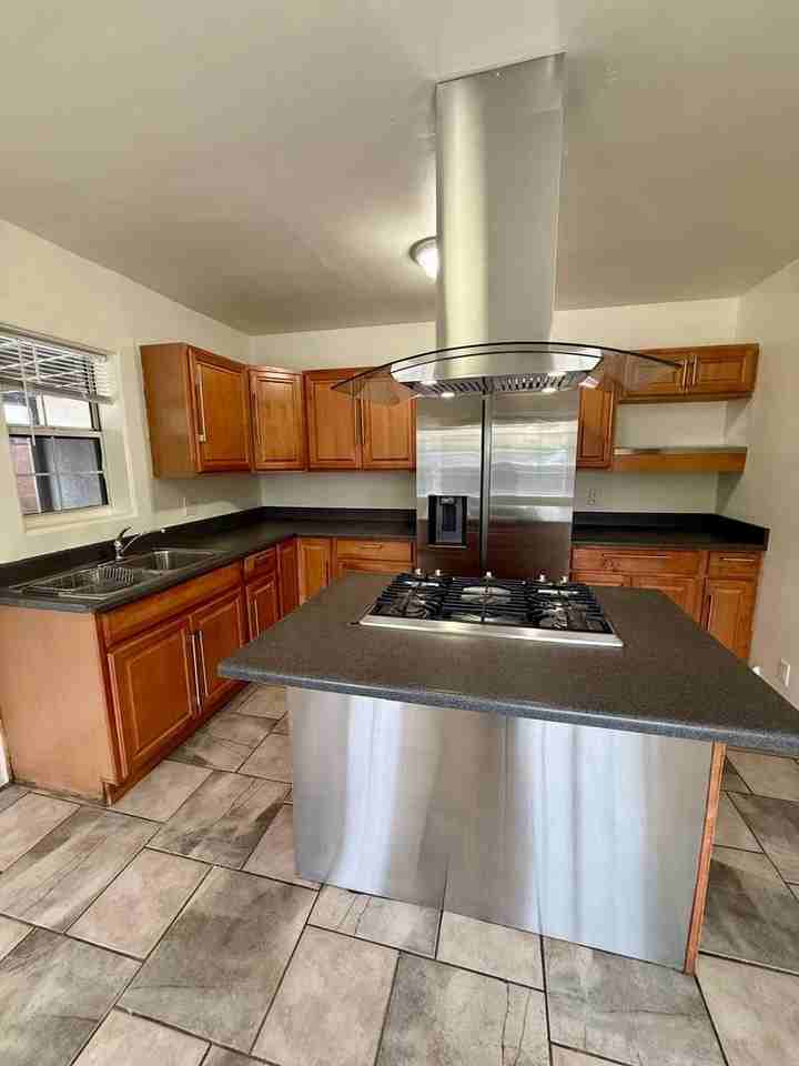 22122 Saticoy St - Photo 7 of 20