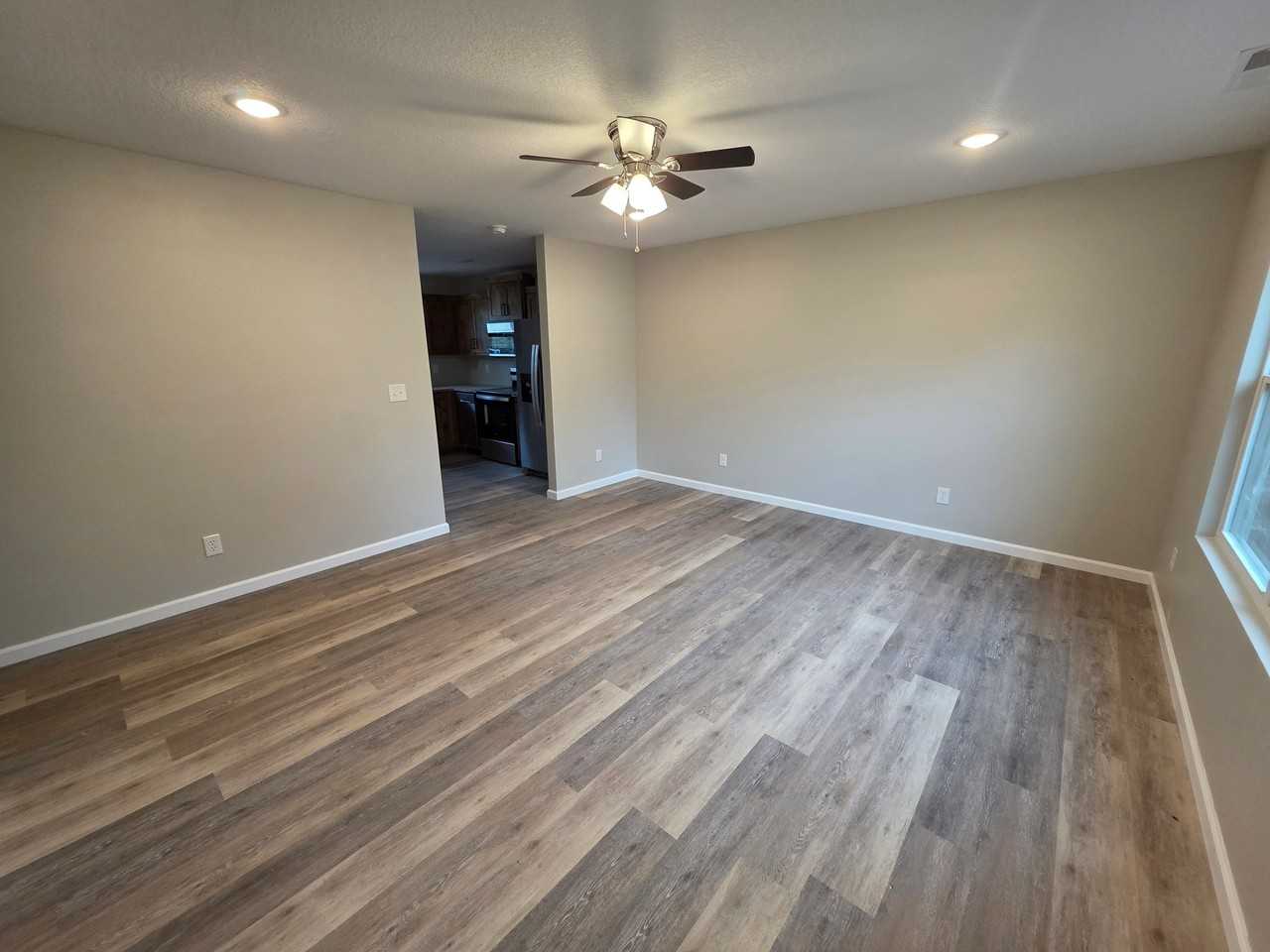 349 W Neosho St - Photo 3 of 8