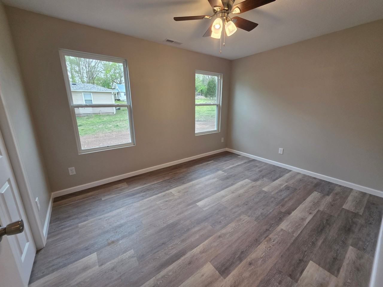 349 W Neosho St - Photo 5 of 8