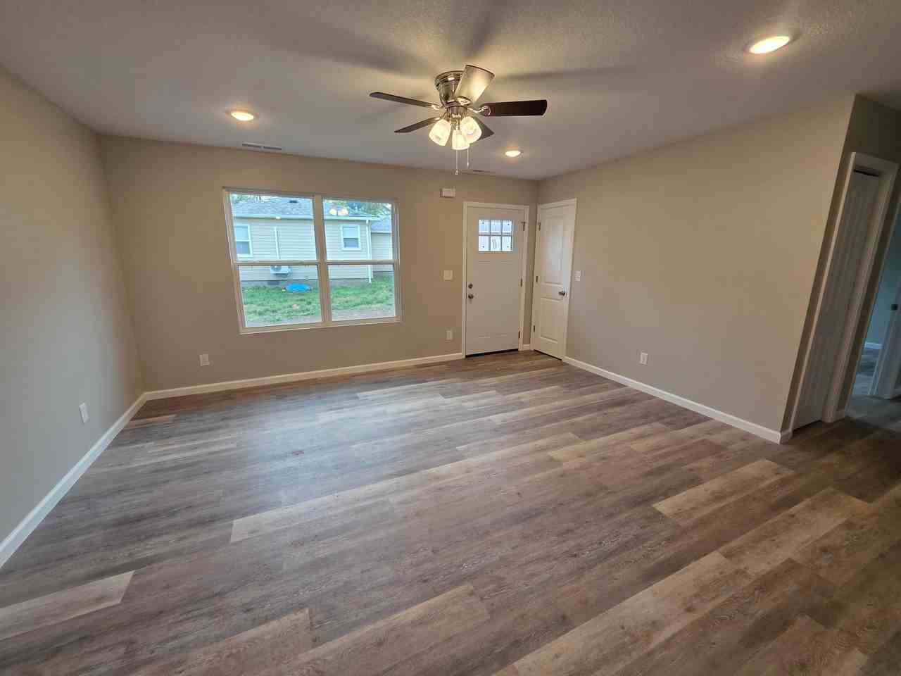 349 W Neosho St - Photo 7 of 8