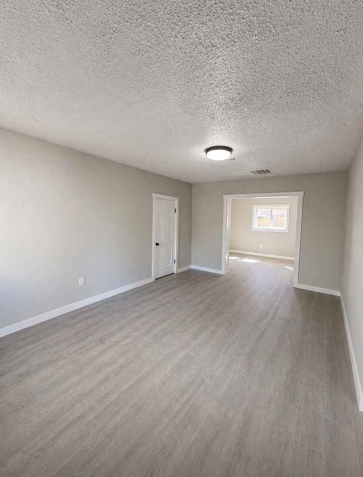 516 N Hudson Ave - Photo 3 of 5