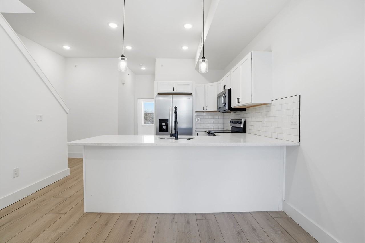 147 N Gross St #2 - Photo 3 of 9