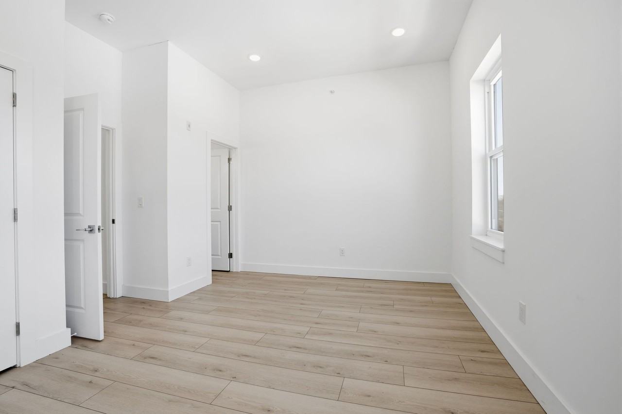 147 N Gross St #2 - Photo 5 of 9