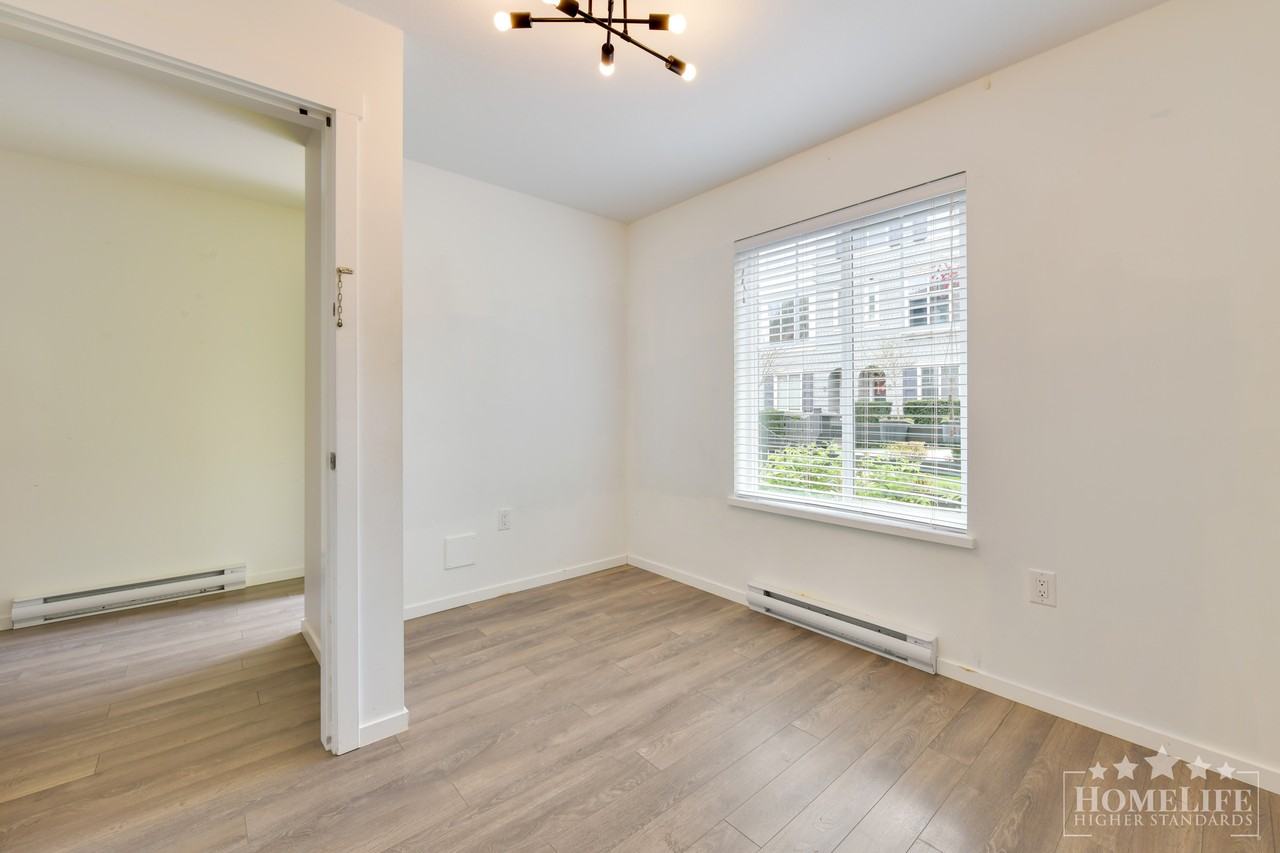 8168 136a St - Photo 3 of 25