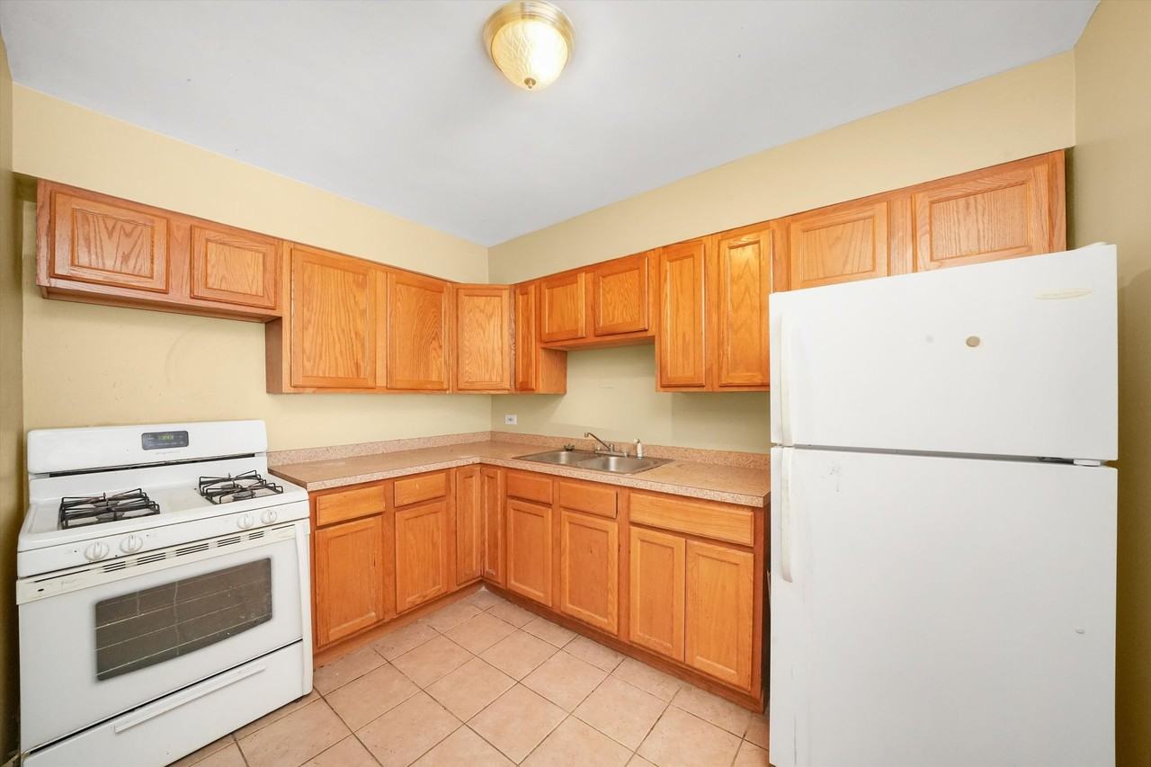 7801 S South Shore Dr - Photo 5 of 9