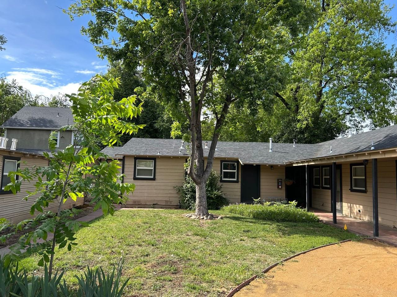 536 W 12th St - Photo 6 of 9