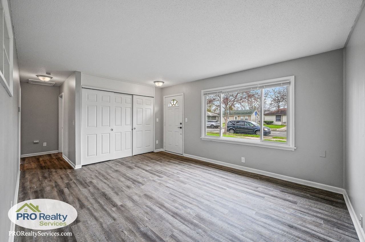 5021 Fremont Ave N - Photo 2 of 24