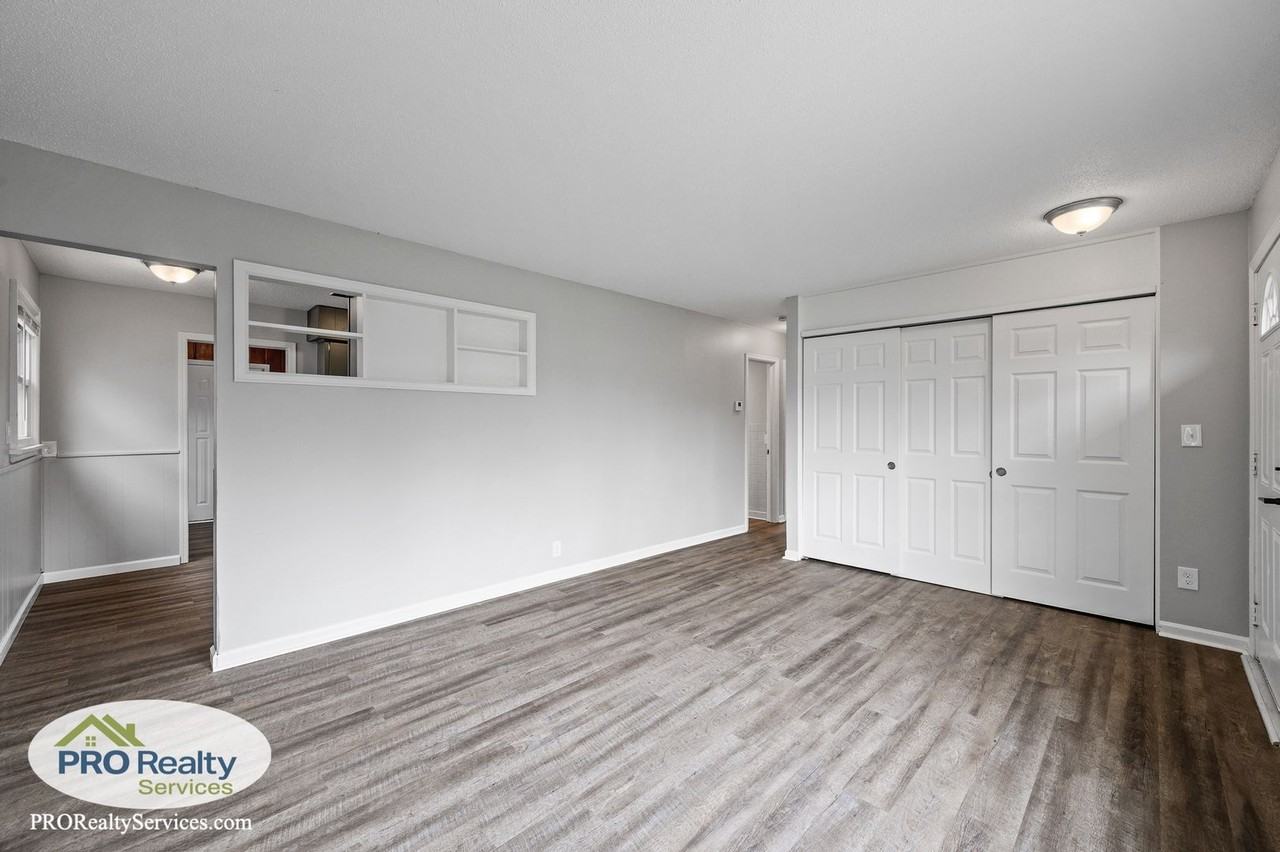 5021 Fremont Ave N - Photo 3 of 24