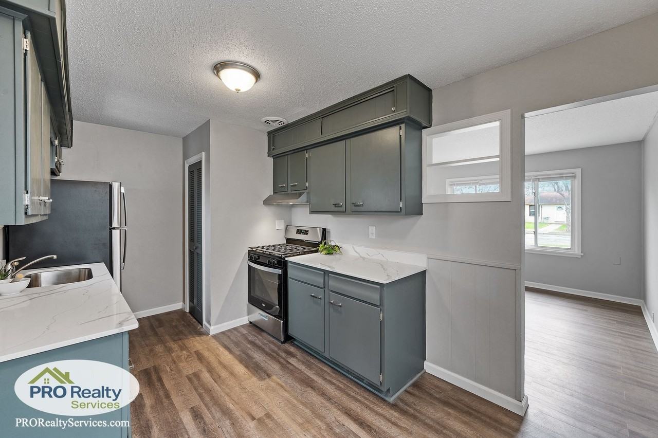 5021 Fremont Ave N - Photo 4 of 24