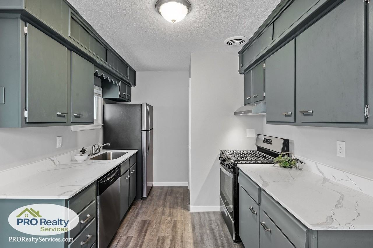 5021 Fremont Ave N - Photo 5 of 24