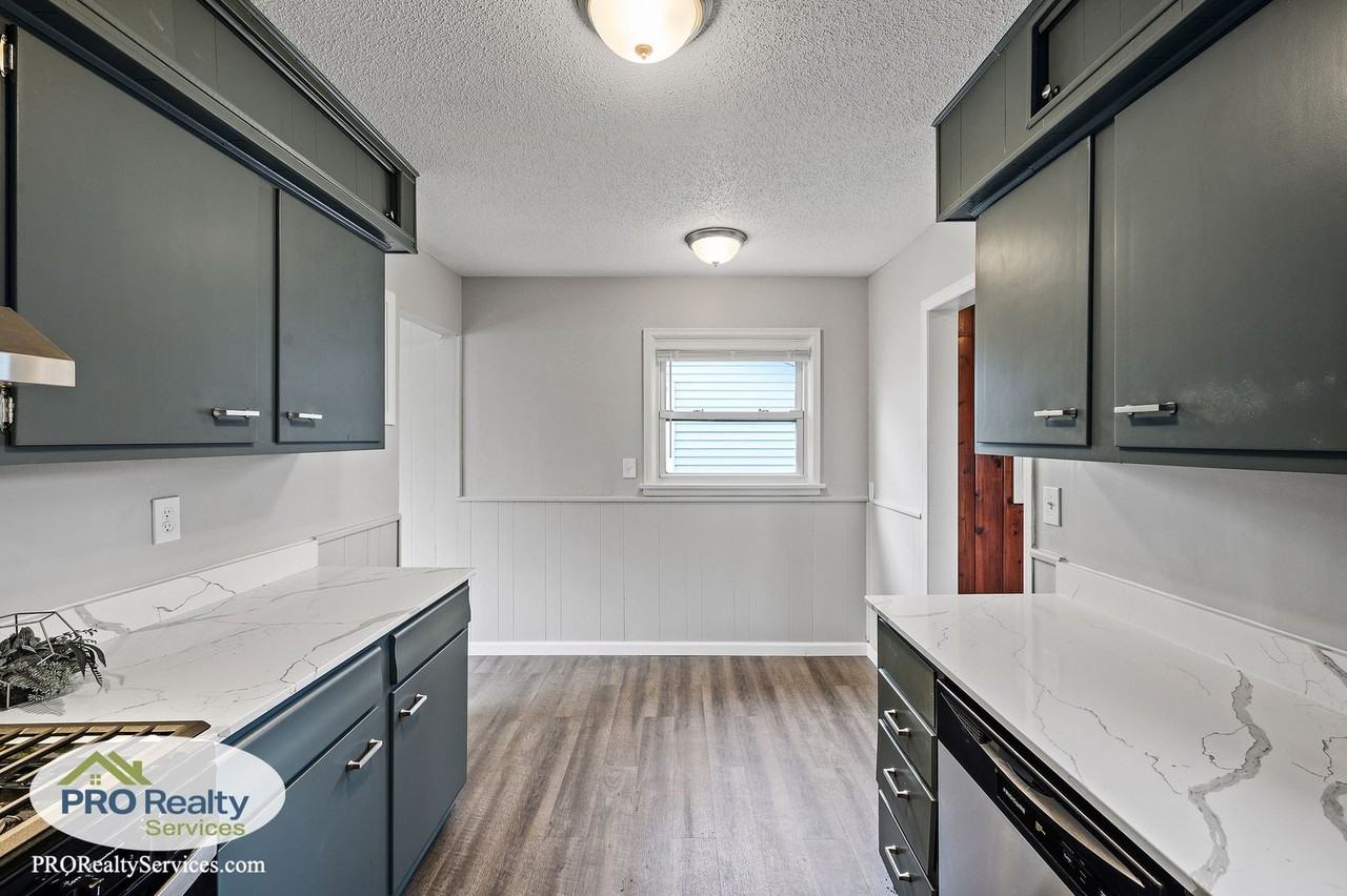 5021 Fremont Ave N - Photo 6 of 24