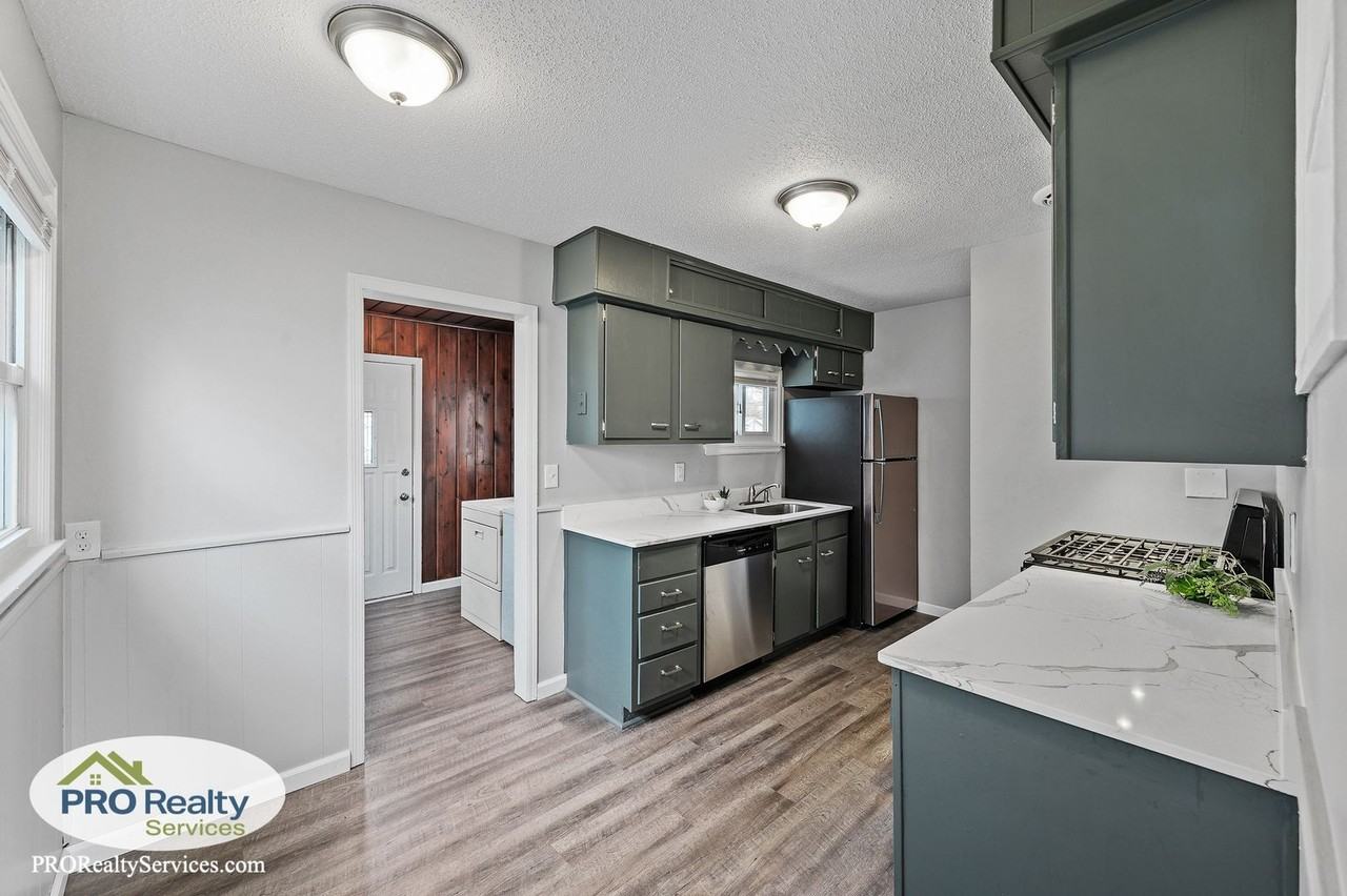 5021 Fremont Ave N - Photo 7 of 24