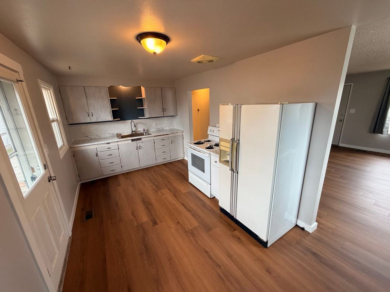 3106 N Lidgerwood St - Photo 2 of 11