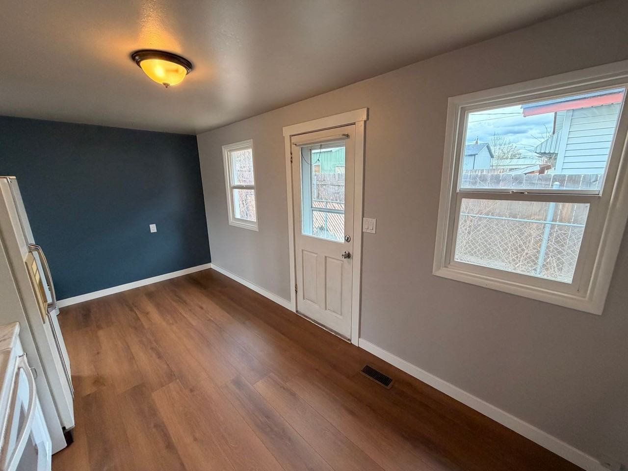 3106 N Lidgerwood St - Photo 3 of 11