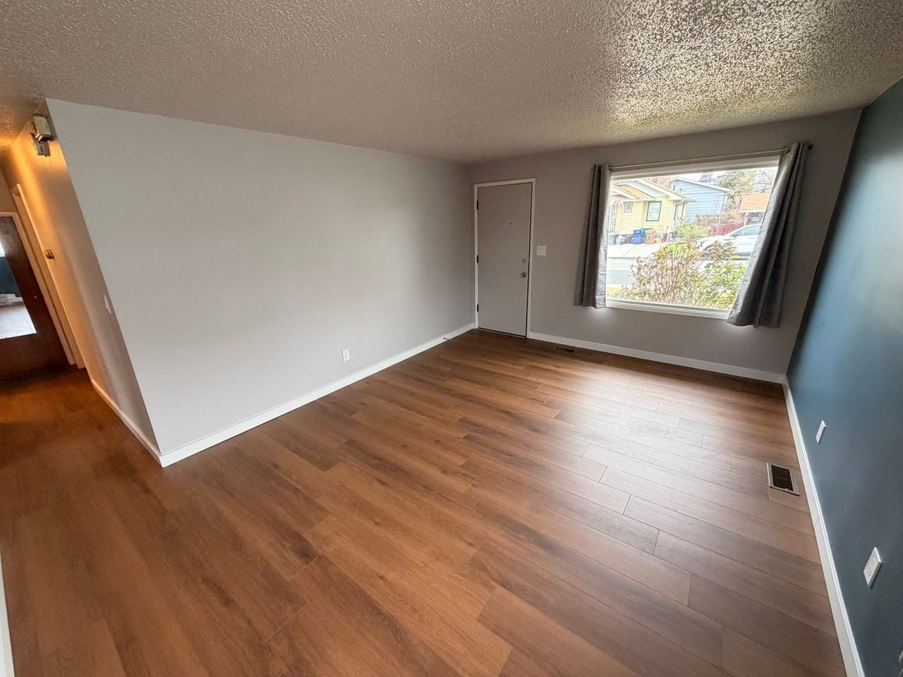 3106 N Lidgerwood St - Photo 4 of 11