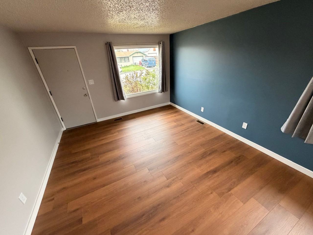 3106 N Lidgerwood St - Photo 6 of 11