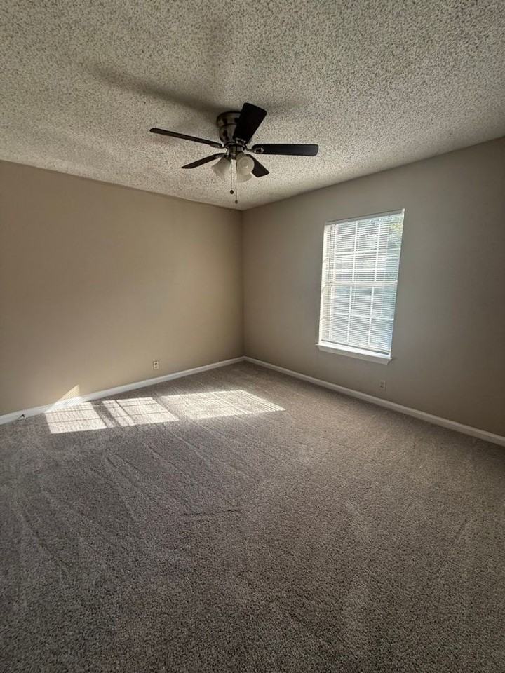 617 Castlegate Dr - Photo 4 of 7