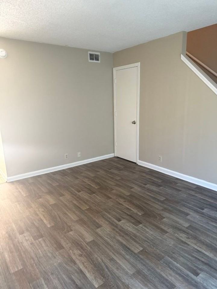 617 Castlegate Dr - Photo 6 of 7