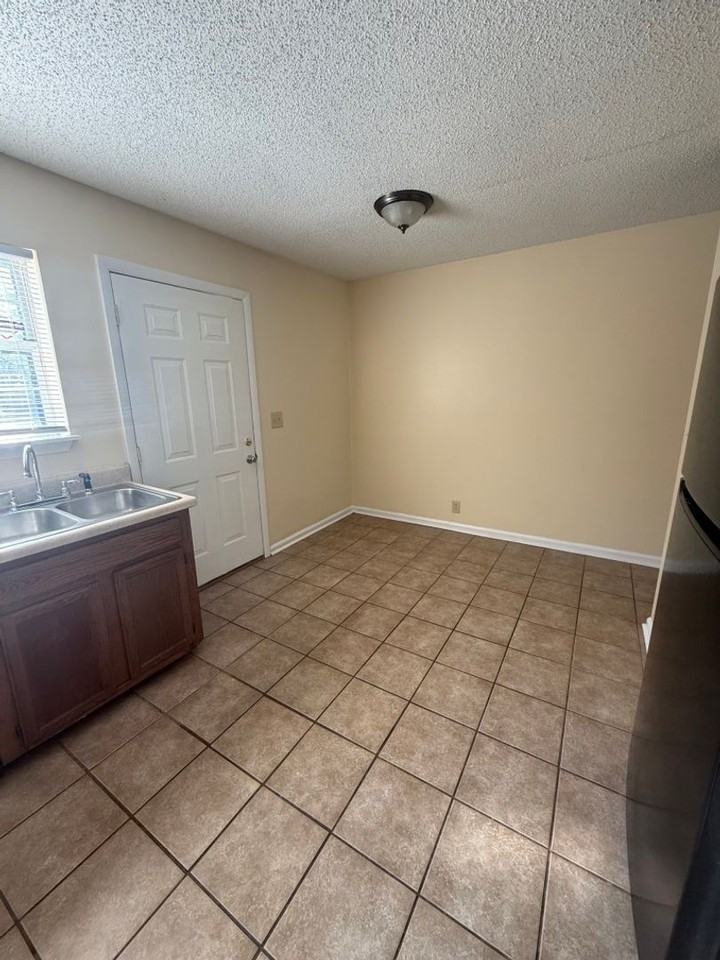 615 Castlegate Dr - Photo 6 of 10