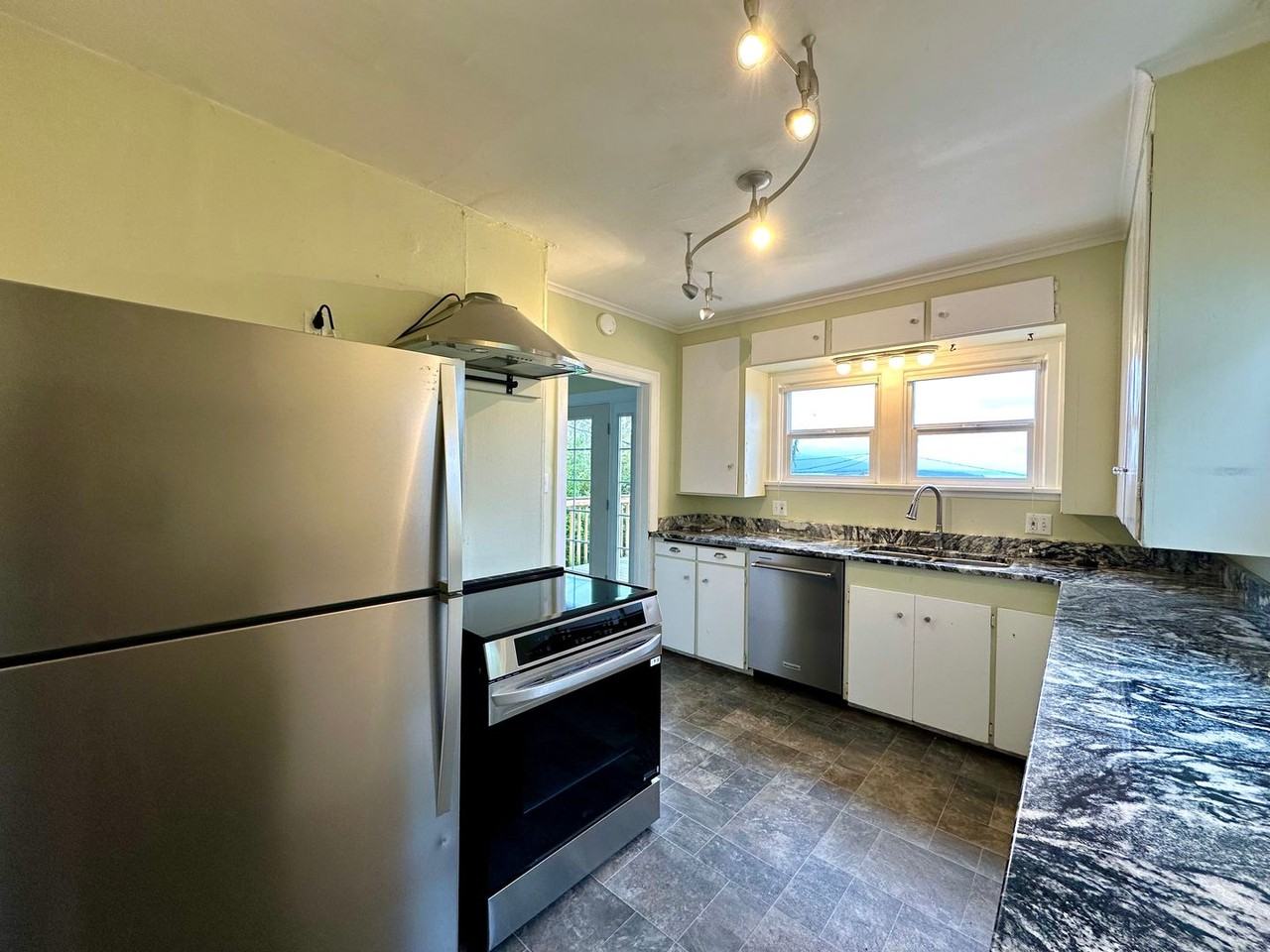 908 17th St - Photo 6 of 20