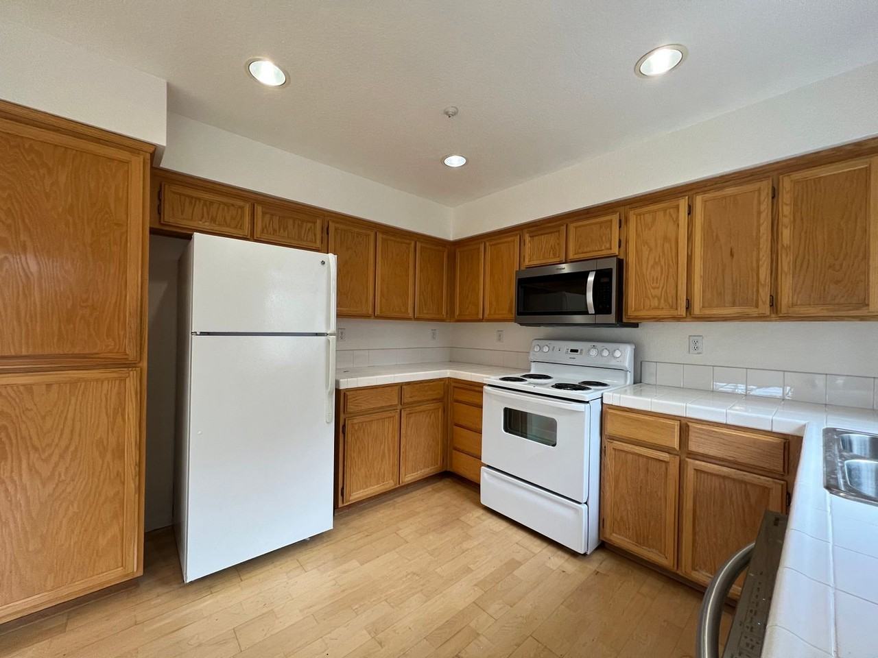 960 Falcon Ct - Photo 5 of 26